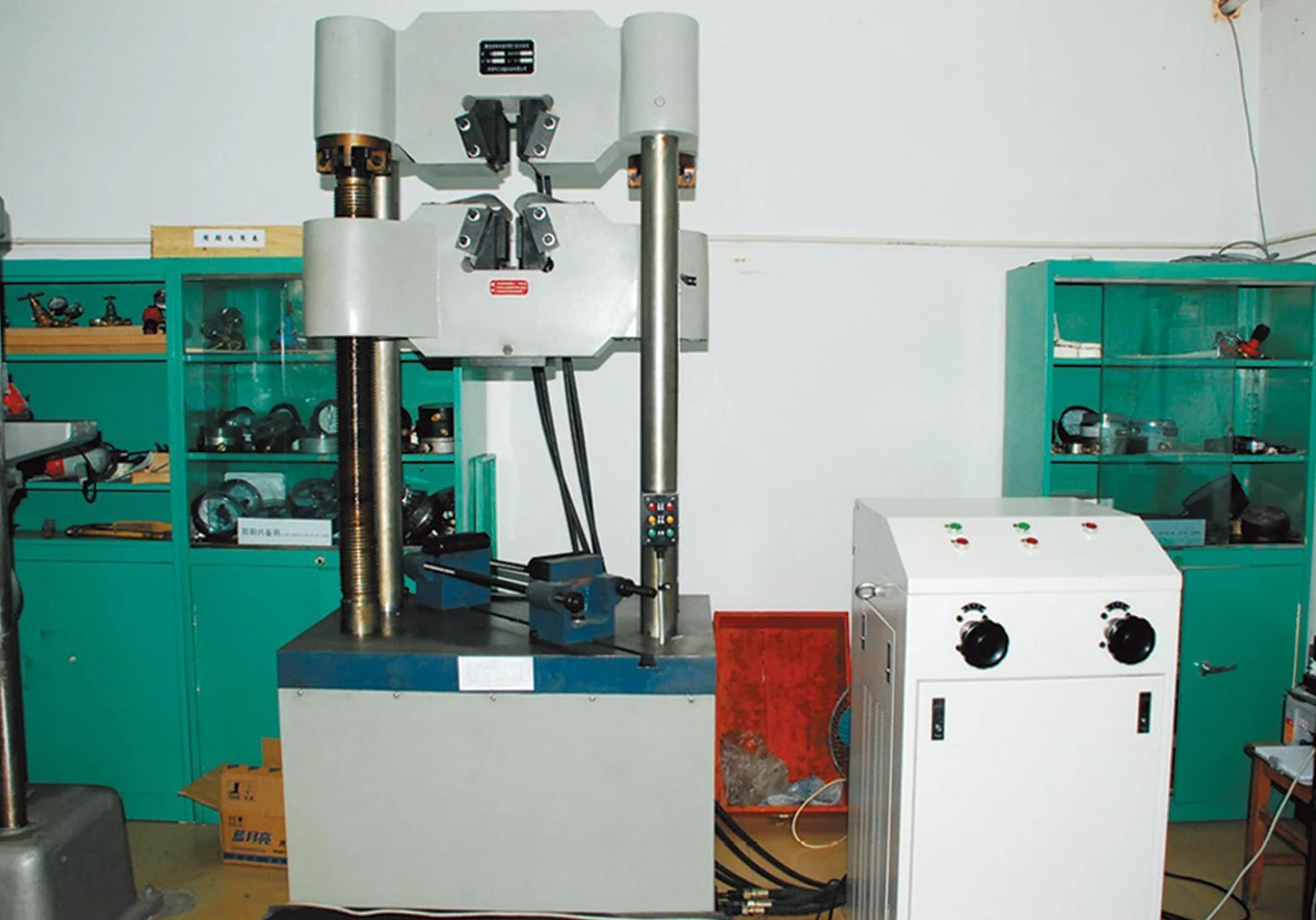 Universal material testing machine
